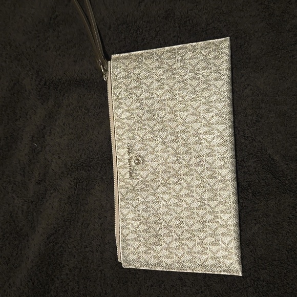 Michael Kors wristlet - Picture 1 of 3